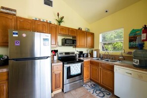 House, 2 Bedrooms | Private kitchen | Fridge, oven, coffee/tea maker, toaster