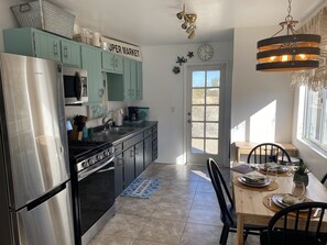 Kylskåp, mikrovågsugn, ugn och spishäll