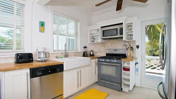 Villa, 4 Bedrooms | Private kitchen | Fridge, oven, coffee/tea maker, toaster