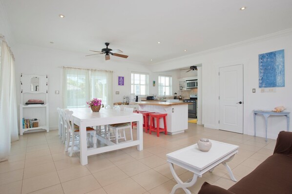 Villa, 4 Bedrooms | Dining
