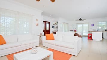 Villa, 4 Bedrooms | Living area