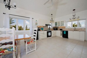 House, 3 Bedrooms | Private kitchen | Fridge, oven, coffee/tea maker, toaster