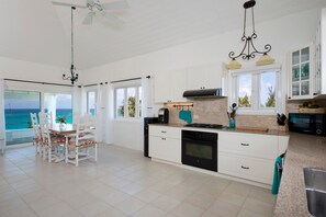 House, 3 Bedrooms | Private kitchen | Fridge, oven, coffee/tea maker, toaster