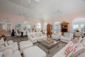 Casa, 6 habitaciones | Área de sala de estar | Smart TV 