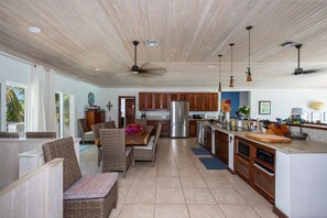 House, 6 Bedrooms | Private kitchen | Fridge, oven, coffee/tea maker, toaster