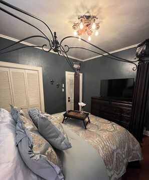 Executive Suite, 2 Bedrooms | Egyptian cotton sheets, premium bedding, down comforters, pillowtop beds - Opus House  (Natchitoches)