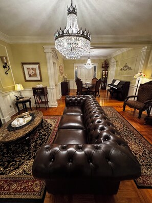 32 inci televisyen dengan digital, Netflix, Hulu