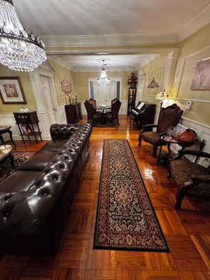 32-inch TV with digital channels, Netflix, Hulu - Opus House  (Natchitoches)