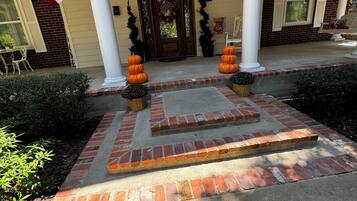 32-inch TV with digital channels, Netflix, Hulu