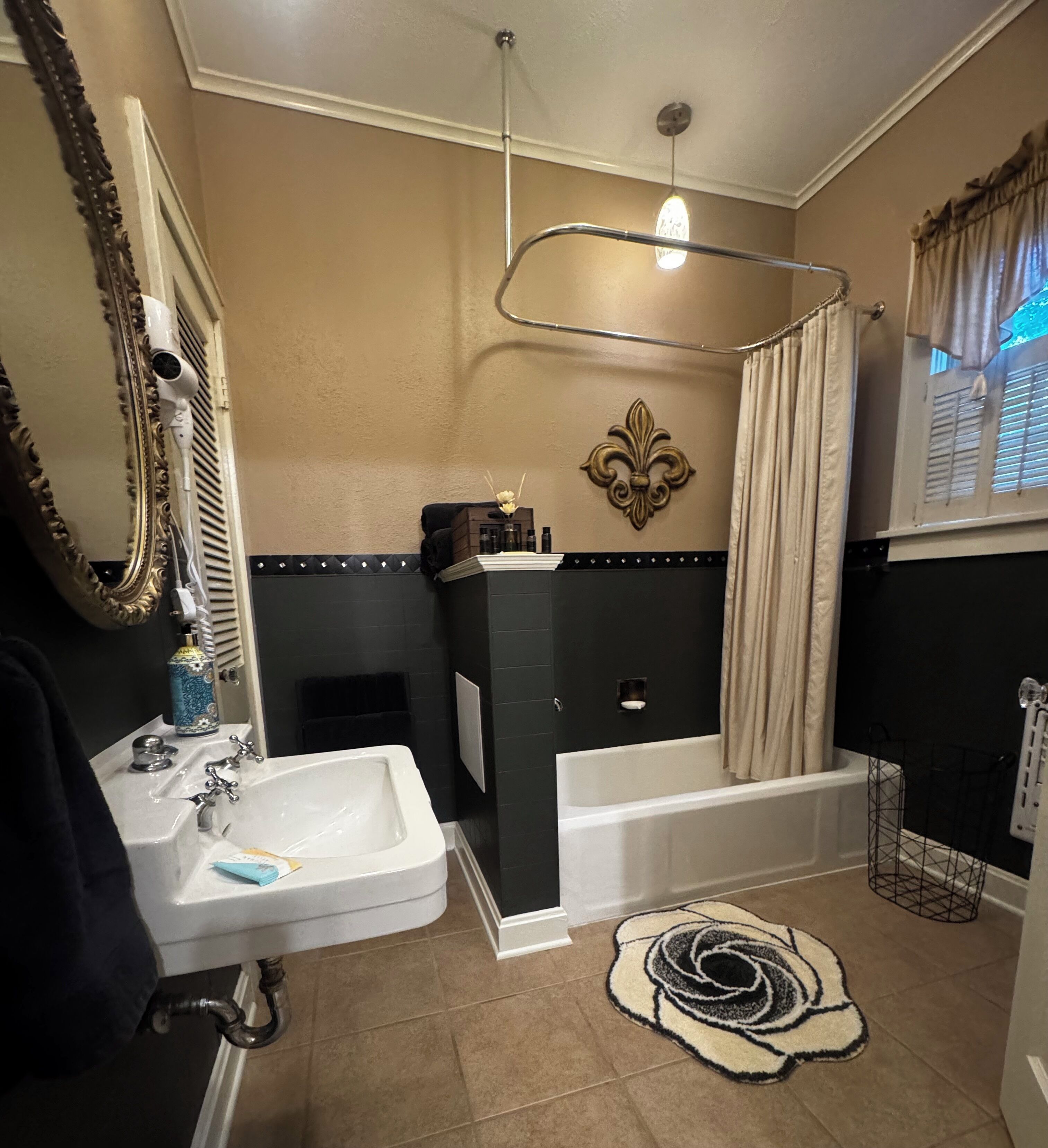 Executive-huone | Kylpyhuone | Ilmaiset hygieniatuotteet, hiustenkuivaaja, pyyhkeet, saippua