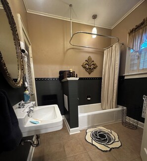 Executive Room | Bathroom | Free toiletries, hair dryer, towels, soap - Opus House  (Natchitoches)