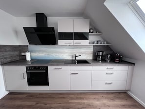 Coffee/tea maker, fridge, oven, stovetop