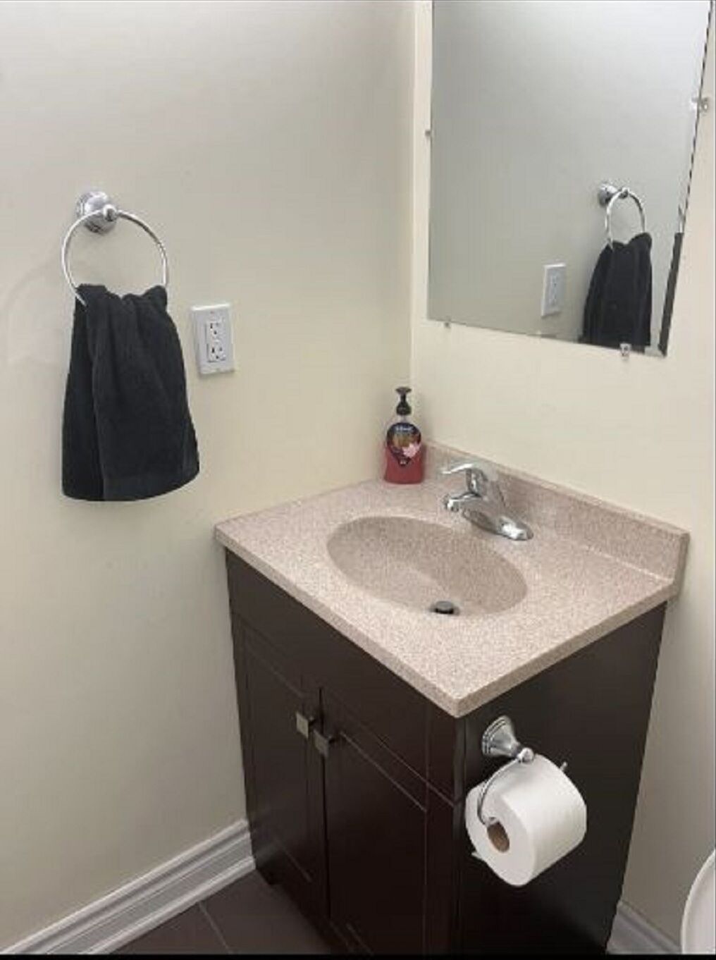 Douche, serviettes fournies, savon, papier toilette