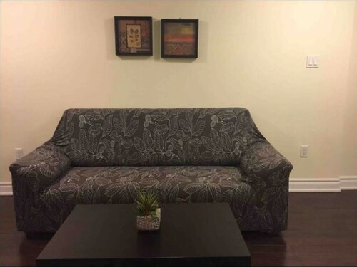 Clean, Cozy & Spacious Suite + Private Bathroom near Toronto Airport !