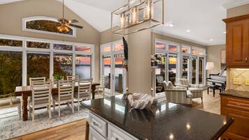 冰箱、微波炉、烤箱、炉灶