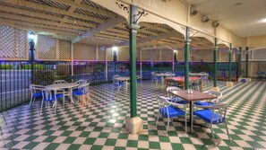 Outdoor dining - Park Hotel Motel (Charters Towers)