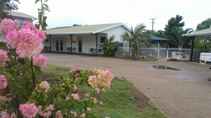Unclassified image, 4 of 35, button - Park Hotel Motel (Charters Towers)