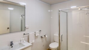 Shower, towels - Park Hotel Motel (Charters Towers)