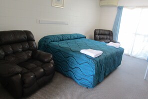 Habitación empresarial | Camas con pillow-top, escritorio y espacio para trabajar con laptop 