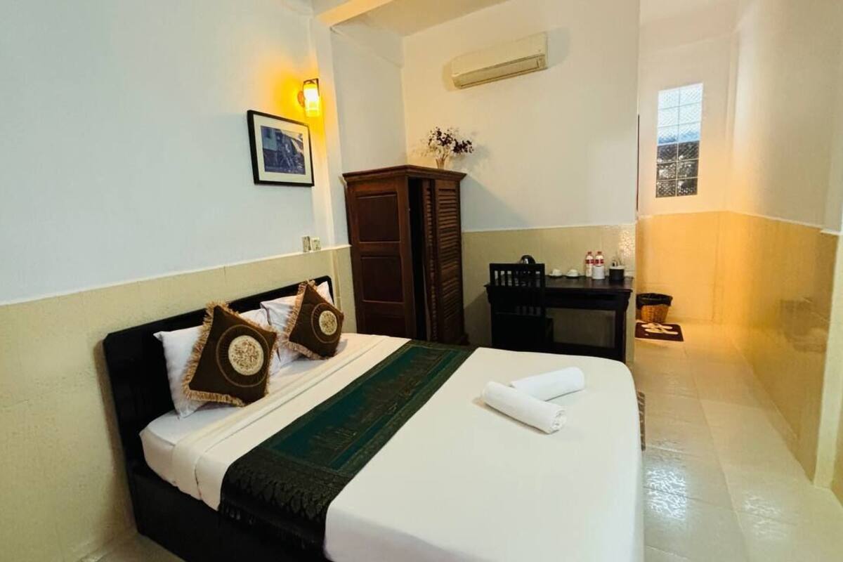 Single Room | Down comforters, in-room safe, desk, free WiFi