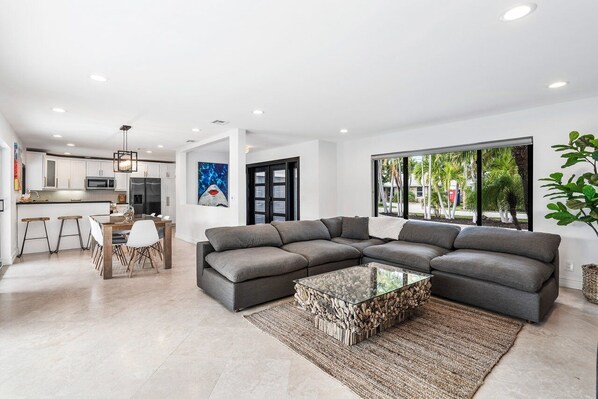 Smart TV - Stunning Paradise! Steps from the Beach+Pool+Golf (West Palm Beach)
