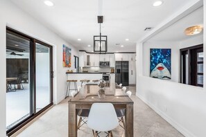 Fridge, microwave, oven, stovetop - Stunning Paradise! Steps from the Beach+Pool+Golf (West Palm Beach)