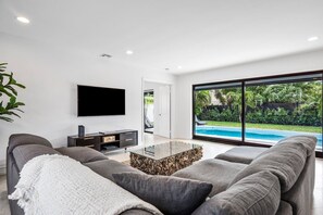 Smart TV - Stunning Paradise! Steps from the Beach+Pool+Golf (West Palm Beach)