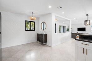 Interior - Stunning Paradise! Steps from the Beach+Pool+Golf (West Palm Beach)