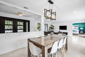 Dining - Stunning Paradise! Steps from the Beach+Pool+Golf (West Palm Beach)