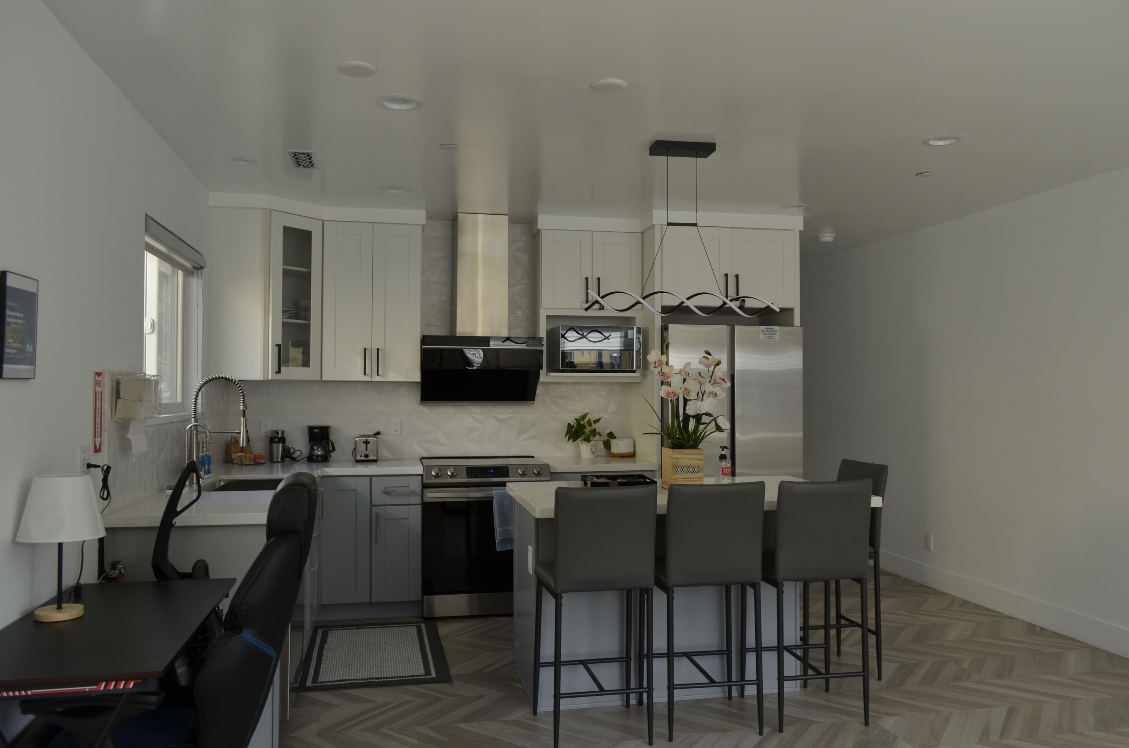 Full-sized fridge, microwave, oven, stovetop