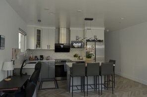 Refrigerador con freezer, microondas, horno, placa de cocina