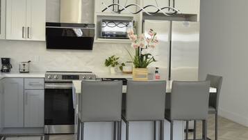 Lemari es besar, microwave, oven, dan kompor