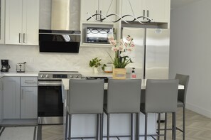 Großer Kühlschrank, Mikrowelle, Ofen, Herdplatte