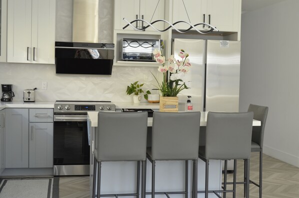 Refrigerador con freezer, microondas, horno, placa de cocina