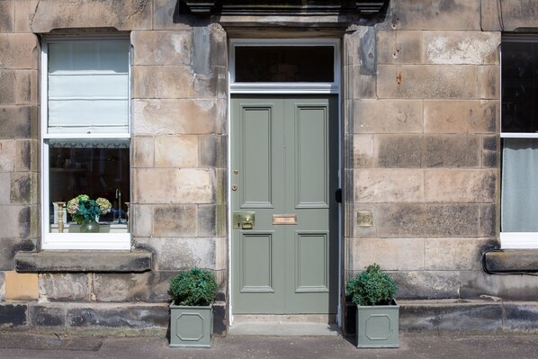 Exterior detail - Superior ground floor pied à terre with short walk to golf courses (St Andrews)