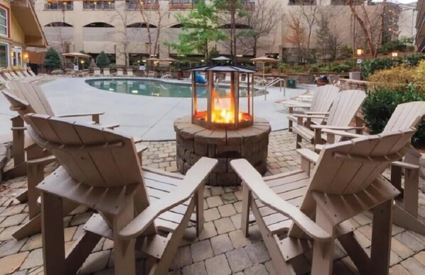 Una piscina cubierta, una piscina al aire libre