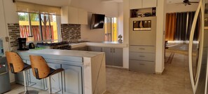 Refrigerador, microondas, horno y parrilla de estufa