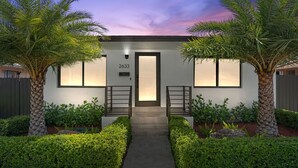 A modern house with a number 2633, a front door, and a pathway leading to the entrance. - Modern Miami Home- 5 min from Coral Gables & Coconut Grove, 15 min from Brickell (Miami)