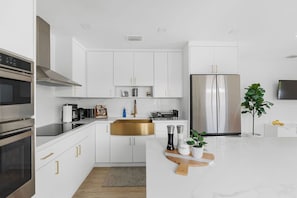 Fridge, microwave, oven, stovetop - Modern Miami Home- 5 min from Coral Gables & Coconut Grove, 15 min from Brickell (Miami)