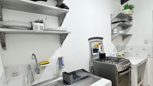 冷蔵庫、オーブン、食器洗い機、電気ポット