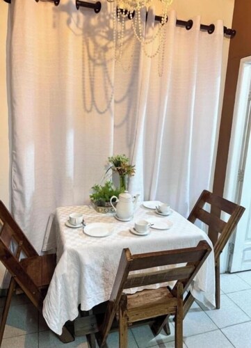 Cozy and independent.<br>Downtown house JH.