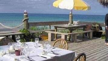 Villa, 5 Bedrooms | Outdoor dining