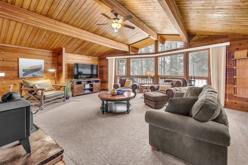 Rocky Cliff Retreat at Davis Lake