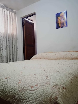 Basic Room | Desk, laptop workspace, free WiFi, bed sheets - Hotel Estación Central (Lima)