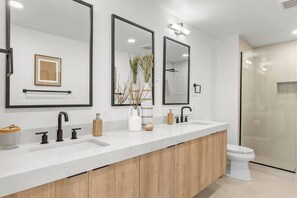 Shower, hair dryer, towels, soap - Modern estate w/heated pool & outdoor kitchen (Paradise Valley)