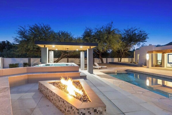 Una piscina al aire libre, una piscina climatizada