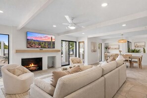 Älytelevisio, takka, kirjoja, työhuone