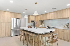 Fridge, microwave, oven, stovetop - Modern estate w/heated pool & outdoor kitchen (Paradise Valley)