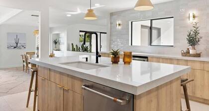 Luxury estate w/heated pool, hot tub & kitchen