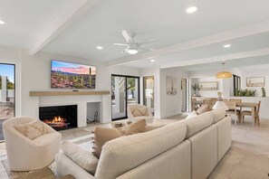 Smart TV, chimenea, libros, oficina